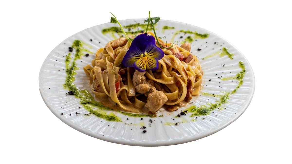 Pasta sa kremom od pečene paprike i fete