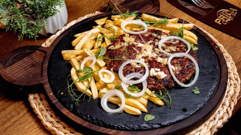 PRIČINA PLJESKAVICA